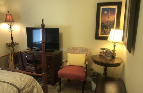 Elon House | Elon Private Guest Suite: Family-Friendly 2-Bedroom Retreat