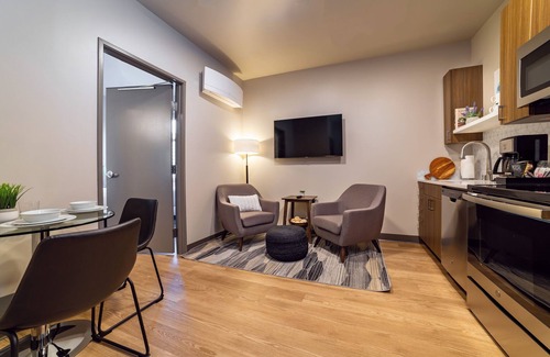 Riverside Apartment | Premier Riverfront Park Travel Apartment with Essential Amenities