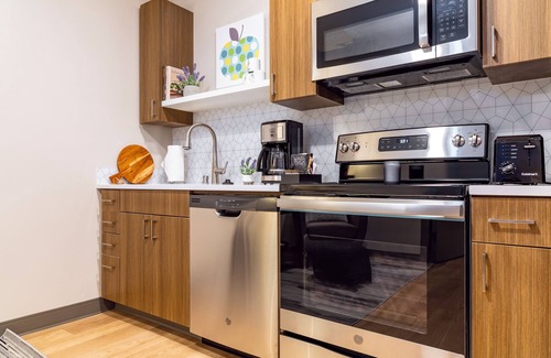 Riverside Apartment | Premier Riverfront Park Travel Apartment with Essential Amenities