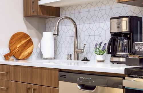 Riverside Apartment | Premier Riverfront Park Travel Apartment with Essential Amenities