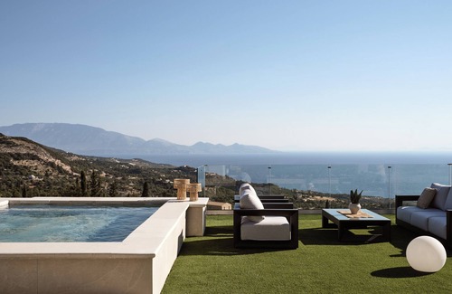 Skinaria Villa | Elpida Villa: Relax by the Infinity Pool & Indulge in Spa