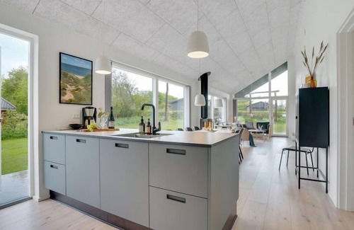 Remmer Strand House | Cozy Oceanfront Escape at Elso, Just 600m to the Inlet