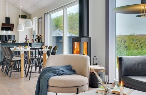 Remmer Strand House | Cozy Oceanfront Escape at Elso, Just 600m to the Inlet