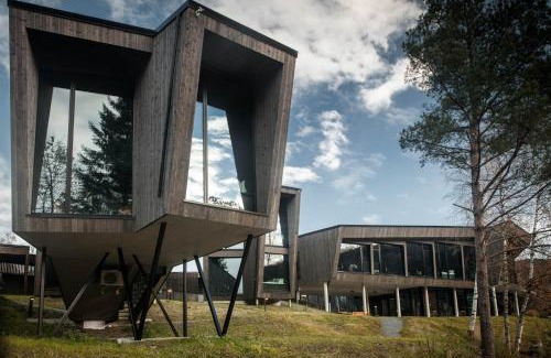Skulestad Hotel | Discover Elva Hotel: Pet-Friendly Stay with Hot Tub & More