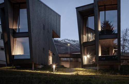 Skulestad Hotel | Discover Elva Hotel: Pet-Friendly Stay with Hot Tub & More