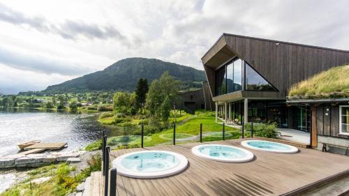 Skulestad Hotel | Discover Elva Hotel: Pet-Friendly Stay with Hot Tub & More