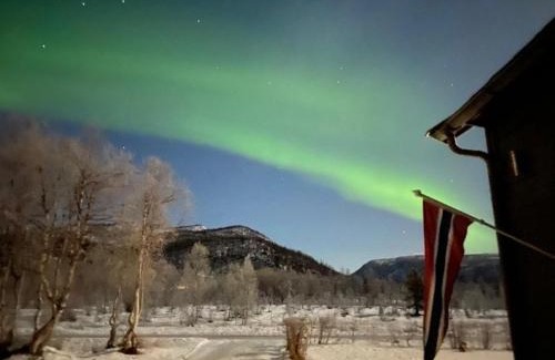 Lenvik House | Elvestua: 4-Star Gem with Hot Tub and Family-Friendly Perks