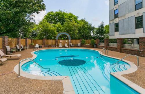 Nashville House | Modern Elvis Hotel with Pool, 3 Beds & Family-Friendly Amenities