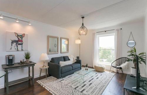 Nashville House | Modern Elvis Hotel with Pool, 3 Beds & Family-Friendly Amenities