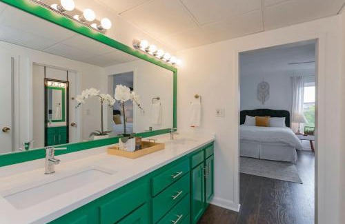 Nashville House | Modern Elvis Hotel with Pool, 3 Beds & Family-Friendly Amenities