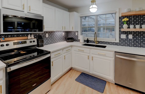 Independence House | Experience Elvis Retreat House: Ocean View & Private Pool