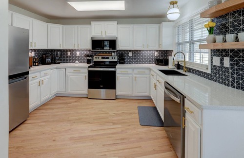 Independence House | Experience Elvis Retreat House: Ocean View & Private Pool