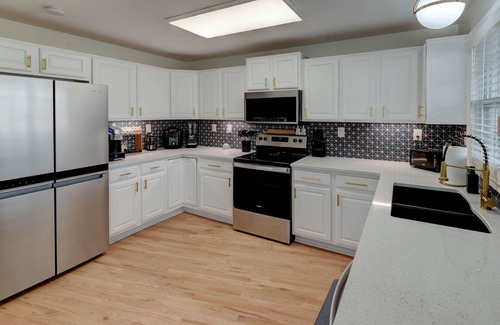 Independence House | Experience Elvis Retreat House: Ocean View & Private Pool
