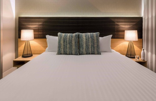 Pokolbin Hotel | Relax at Elysia Wellness Retreat: Pool, Spa & Breakfast!