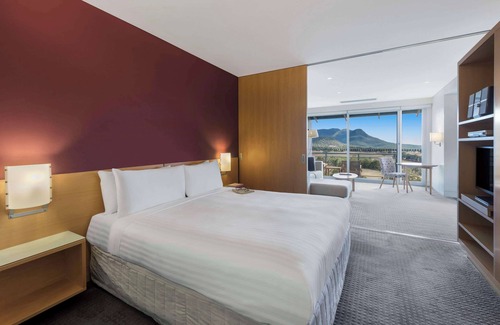 Pokolbin Hotel | Relax at Elysia Wellness Retreat: Pool, Spa & Breakfast!