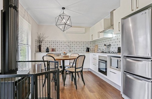 Fitzroy Falls Cottage | Serene Elysium Cottage: Cozy Retreat with Lake Views