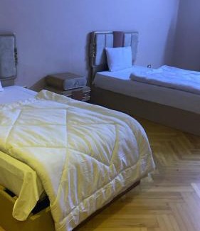 Al Duqqi Apartment | Family-Friendly Stay at Royalabrtment Hotel Elmohndsen