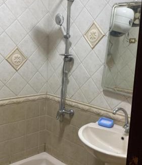 Al Duqqi Apartment | Family-Friendly Stay at Royalabrtment Hotel Elmohndsen