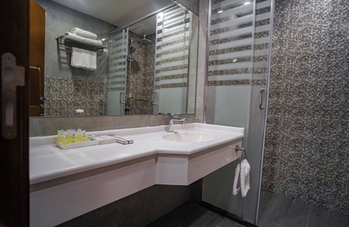 Ajyad Hotel | Comfortable Emaar Elite Hotel: Family-Friendly & Accessible