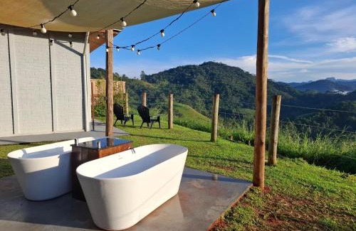 Santo Antonio do Pinhal Hotel | Relax at Embahu Suítes with Scenic Views and Hot Tub