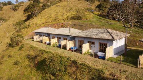 Santo Antonio do Pinhal Hotel | Relax at Embahu Suítes with Scenic Views and Hot Tub
