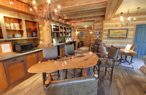 East Kootenay Cabin | Discover Embarc Panorama: Guest Favorite with Pool & Spa