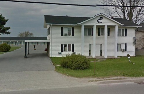 Kingston Hotel | Comfortable Stay at Embassy Motel with 8/10 Review Score