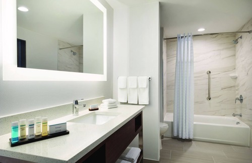 Noblesville Hotel | Eco-Friendly Embassy Suites by Hilton Noblesville Retreat