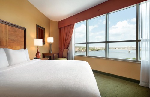 Peoria Hotel | Comfortable Stays at Embassy Suites by Hilton E Peoria