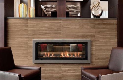 Noblesville Hotel | Elegant Embassy Suites by Hilton: Poolside Retreat in Noblesville