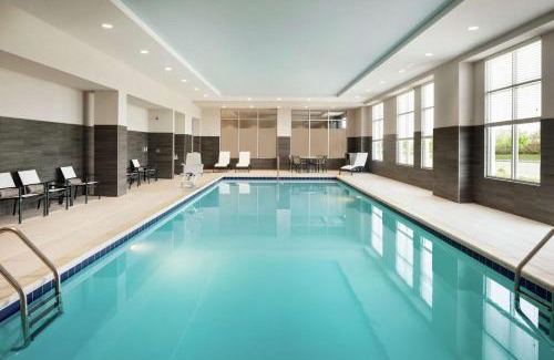 Noblesville Hotel | Elegant Embassy Suites by Hilton: Poolside Retreat in Noblesville