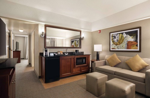 Brunswick Hotel | Discover Embassy Suites Brunswick: Rated 9/10 with Pool & Spa