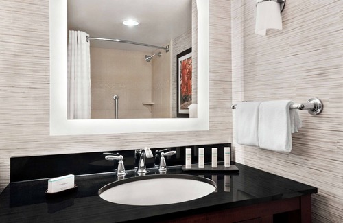 Brunswick Hotel | Discover Embassy Suites Brunswick: Rated 9/10 with Pool & Spa