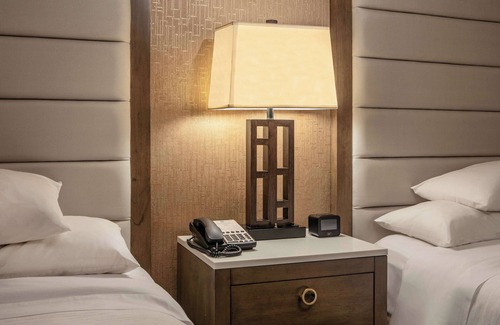 Waltham Hotel | Relaxing Embassy Suites by Hilton Boston Waltham Retreat