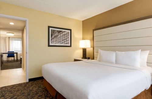 Waltham Hotel | Relaxing Embassy Suites by Hilton Boston Waltham Retreat