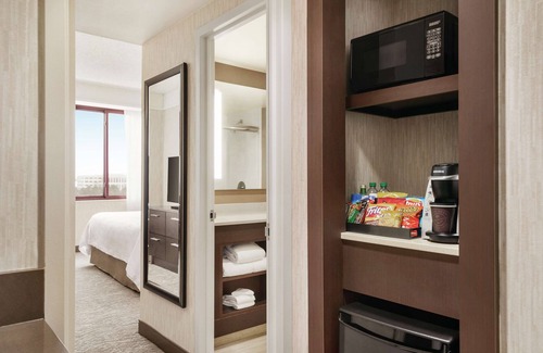 Deerfield Hotel | Discover Embassy Suites by Hilton Chicago North Shore Deerfield