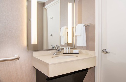 Deerfield Hotel | Discover Embassy Suites by Hilton Chicago North Shore Deerfield