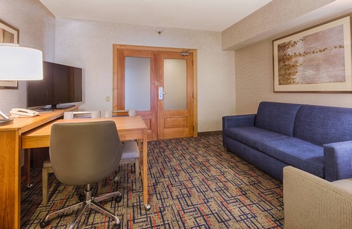 Rosemont Hotel | Discover Embassy Suites by Hilton Chicago O'Hare Rosemont
