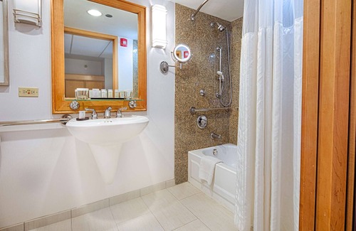 Rosemont Hotel | Discover Embassy Suites by Hilton Chicago O'Hare Rosemont