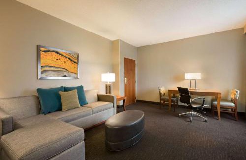 Franklin Hotel | Pet-Friendly Embassy Suites by Hilton Nashville South