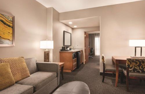 Franklin Hotel | Pet-Friendly Embassy Suites by Hilton Nashville South