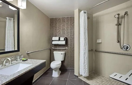 Bridgeton Hotel | Comfortable Stay at Embassy Suites by Hilton St. Louis Airport