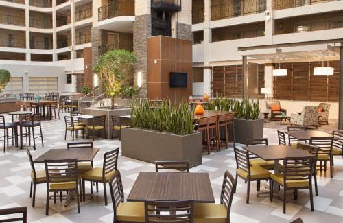 West Bloomington Hotel | Pet-Friendly Embassy Suites in Bloomington with Pool Access
