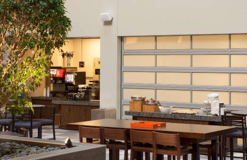 West Bloomington Hotel | Pet-Friendly Embassy Suites in Bloomington with Pool Access
