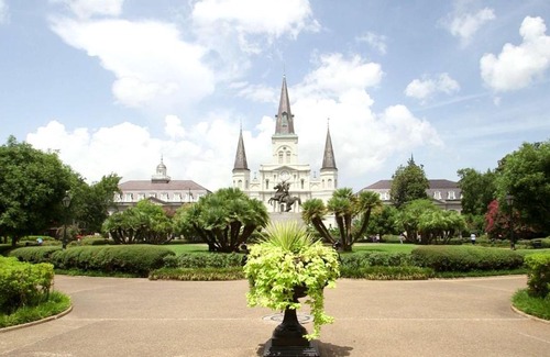 Central Business District Hotel | Pet-Friendly Embassy Suites near New Orleans Convention Center