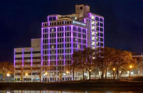 Downtown Hotel | Inviting Embassy Suites by Hilton Rockford Riverfront Hotel