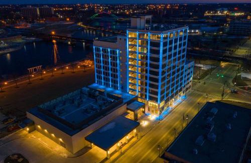 Downtown Hotel | Inviting Embassy Suites by Hilton Rockford Riverfront Hotel