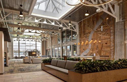 Downtown Hotel | Inviting Embassy Suites by Hilton Rockford Riverfront Hotel