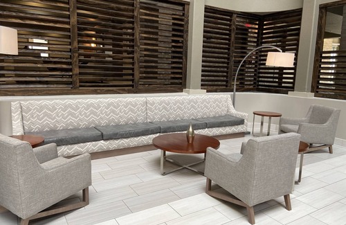 Schaumburg Hotel | Family-Friendly Embassy Suites in Schaumburg with Pool & Spa
