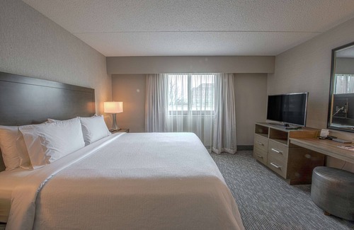 Schaumburg Hotel | Family-Friendly Embassy Suites in Schaumburg with Pool & Spa